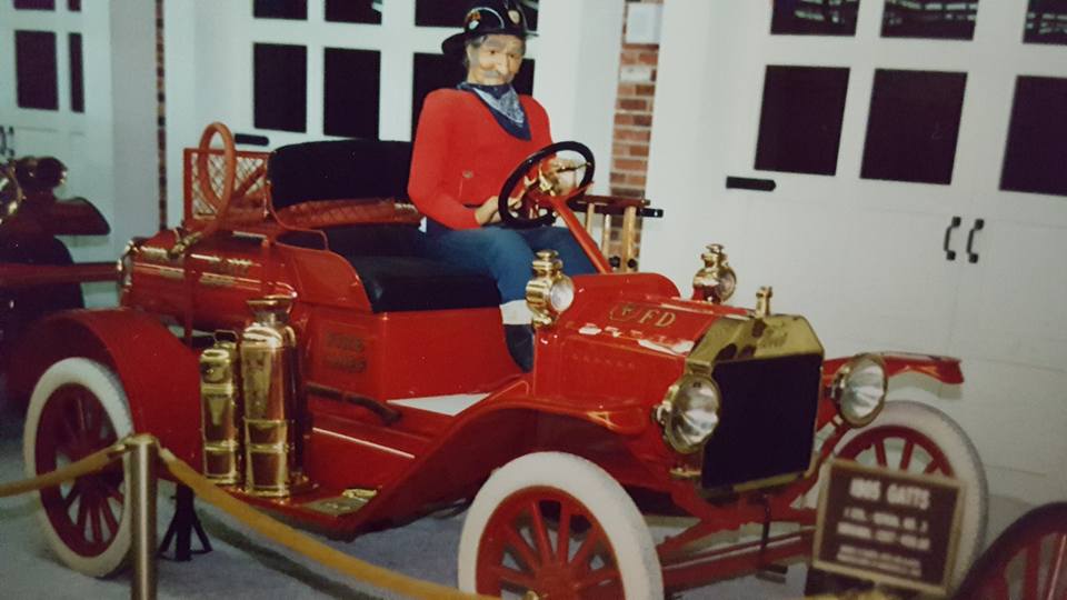 As a fire buff, I loved this old fire car